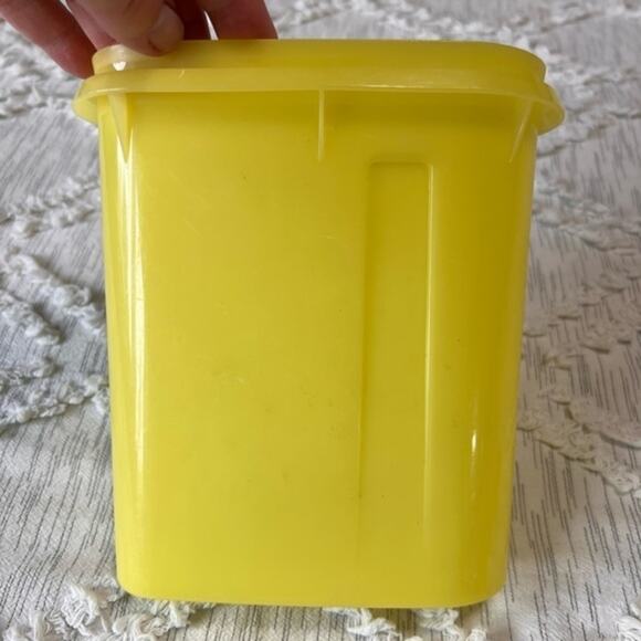 Vintage Yellow Tupperware 1 Quart Pitcher 792-7 - Picture 5 of 12